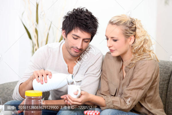 夫妻喝牛奶