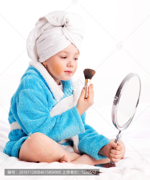 帶鏡子和刷子的孩子