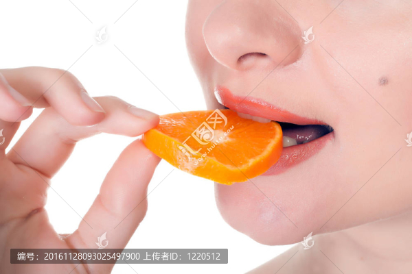 幸福的模特?cái)[著一片多汁的橘子