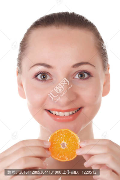 幸福的模特?cái)[著一片多汁的橘子