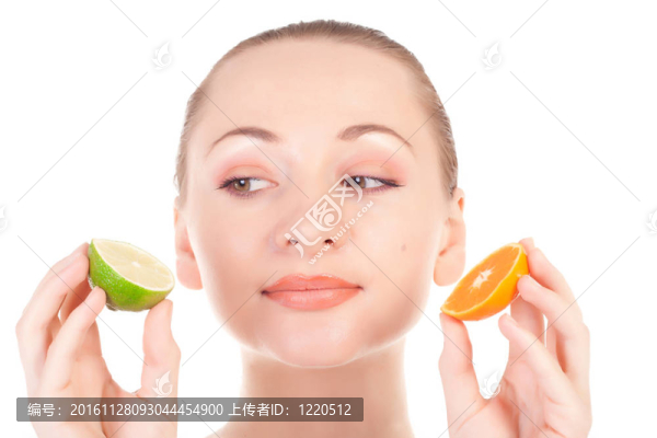 幸福的模特兒擺出一片多汁的橘子和一半的酸橙