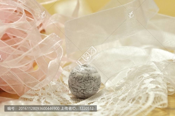 破舊的別致的珠子在花邊和絲帶