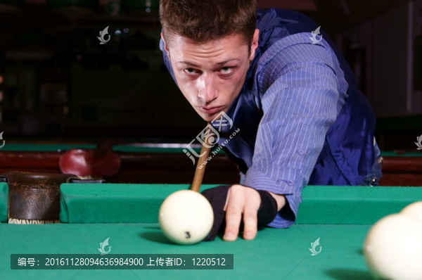 男人打臺球