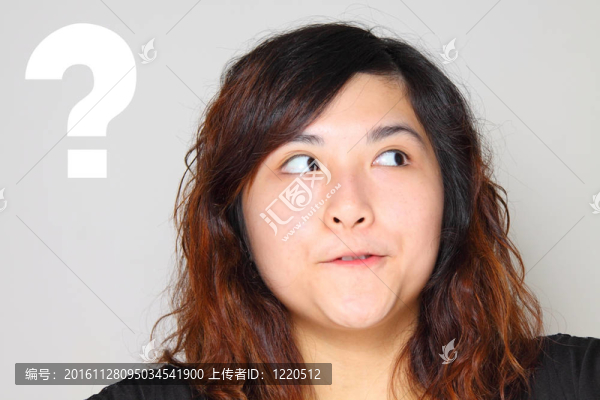 年輕的亞洲女人有一個(gè)問(wèn)題和思考