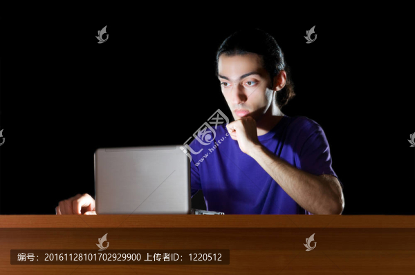 黑客坐在黑暗的房間里