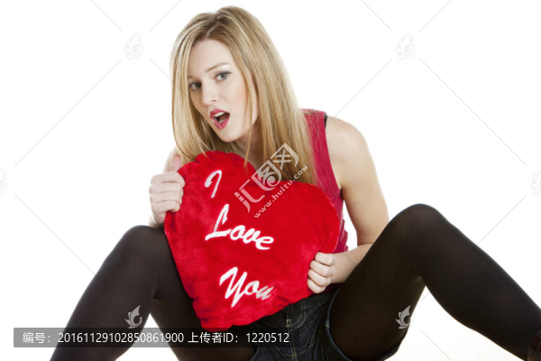 坐著的年輕女人