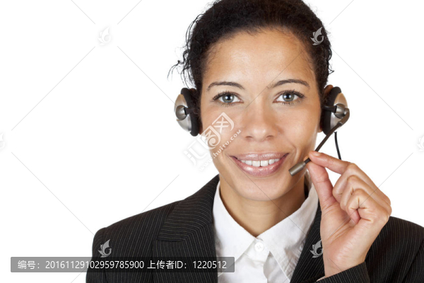 微笑迷人的女人用耳機(jī)打電話