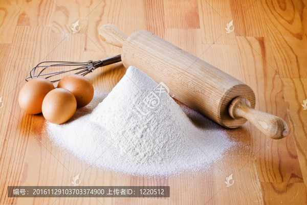 面粉和雞蛋；搟面杖和打手