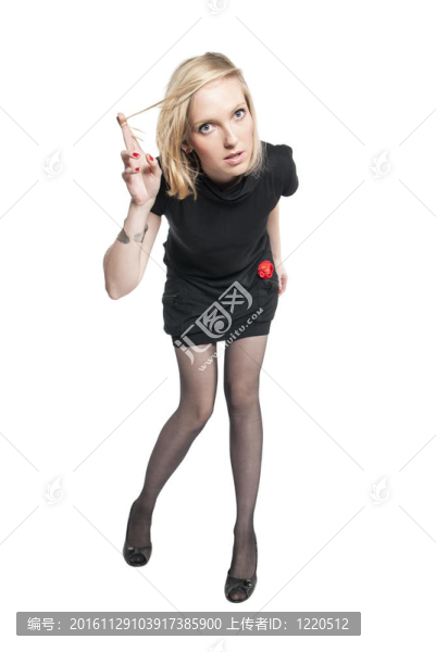 穿著黑色衣服的年輕迷人的女人