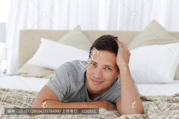 一個快樂的人在他的床上放松