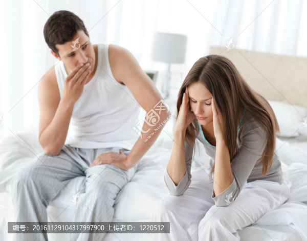 焦慮的男人看著他的女朋友頭疼