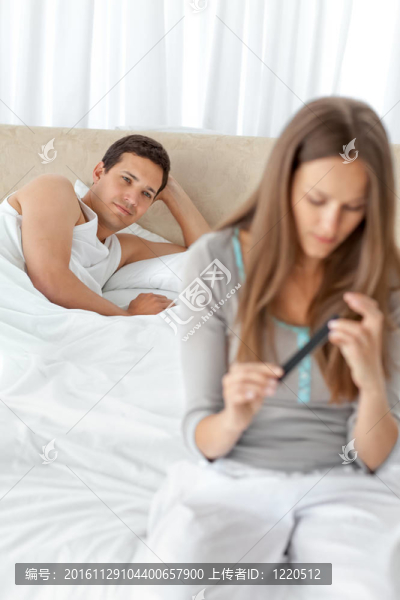 可愛的男人看著他的妻子