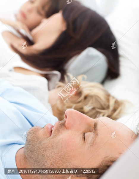 寧靜的家人一起睡在早晨