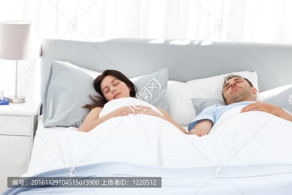 可愛的情侶握著他們的手