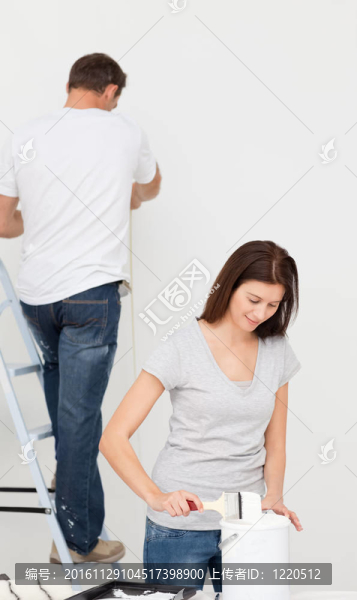 幸福的夫妻在一起的一個房間