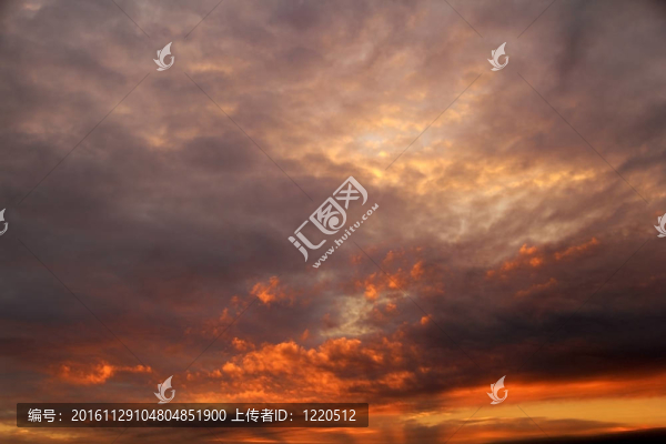 夜晚的紅色天空…