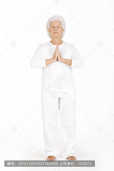 老年女子練習(xí)瑜伽