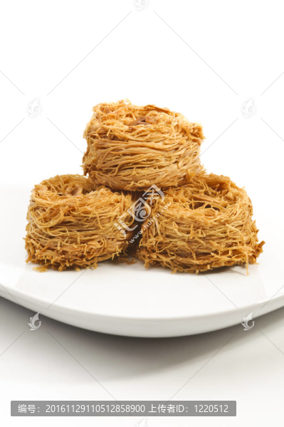 新鮮美味的阿拉伯糖；庫納法；在白色的背景板；