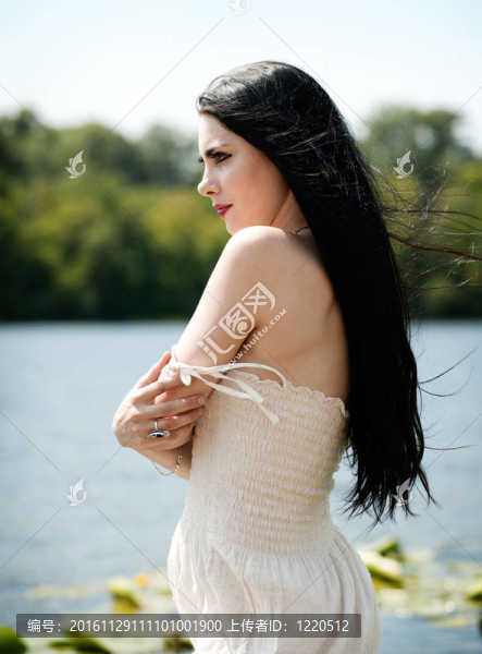 漂亮的年輕女人肖像。