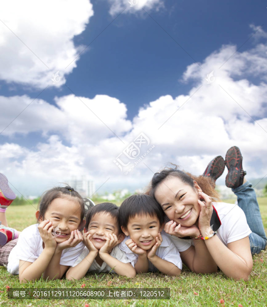 歡樂的亞洲家庭在有云背景的草地上