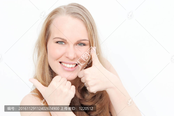 金發(fā)女郎微笑著豎起大拇指看起來快樂