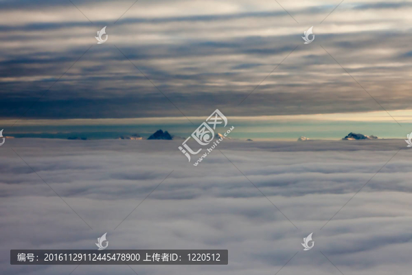 遠(yuǎn)處白雪皚皚的山峰