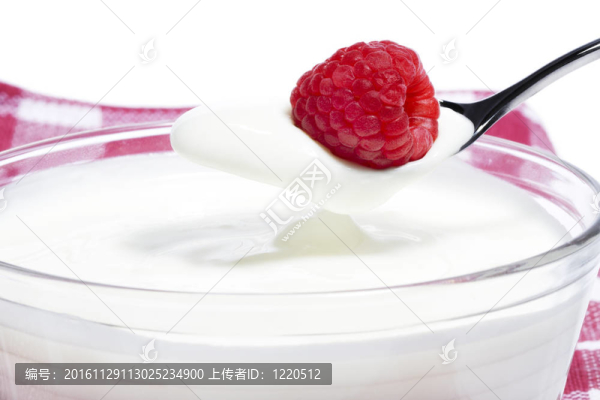 覆盆子與酸奶在牛奶甜點(diǎn)與毛巾背景和白色背景