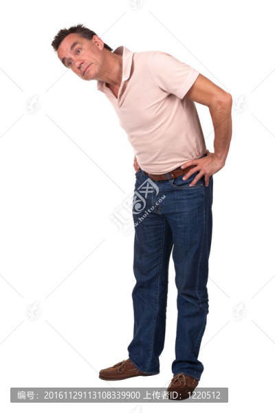 男子彎腰看