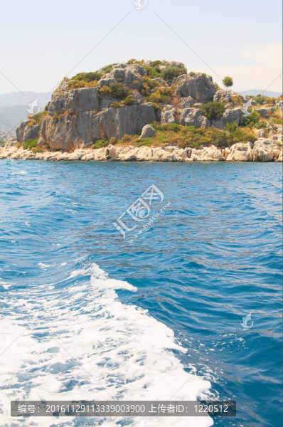 綠藍海中的一個島。