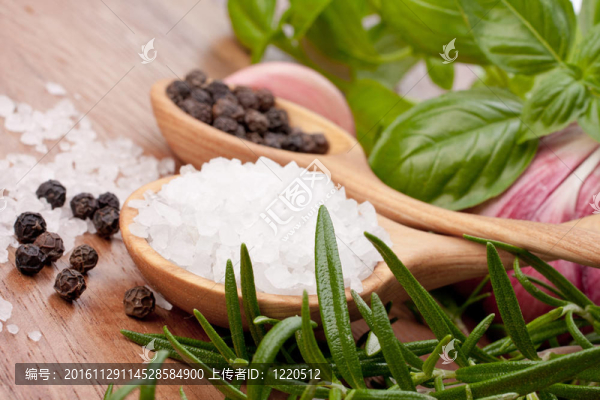 新鮮香草和鹽勺
