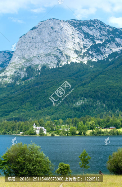 高山夏季湖泊景觀