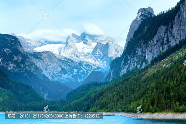 高山夏季湖泊景觀