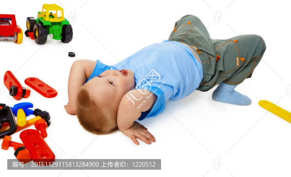孩子在地板上玩玩具