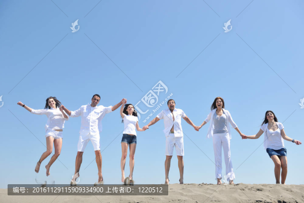 快樂人團(tuán)體在海灘上玩樂和跑步