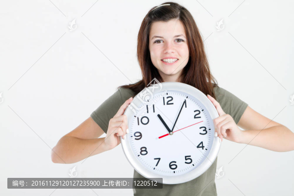 年輕女孩拿著一個鐘