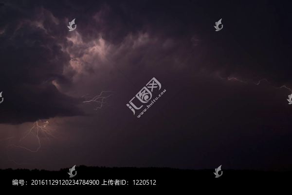 暴風(fēng)雨的天空；閃電。