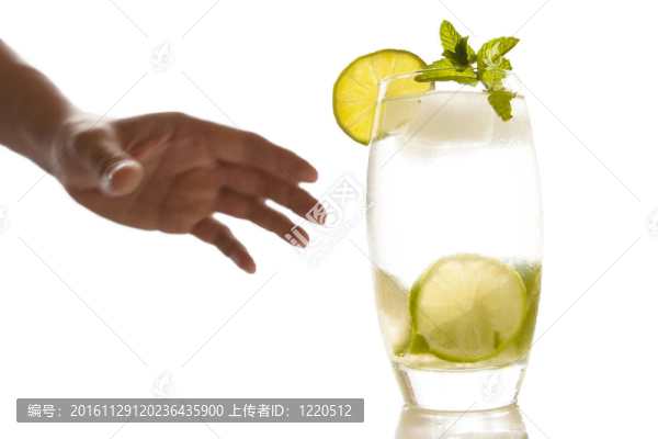 男人的手抓住了雞尾酒。