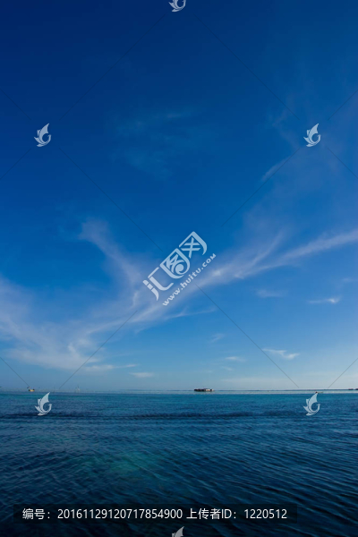 一片美麗的藍天，有云和藍色的海洋