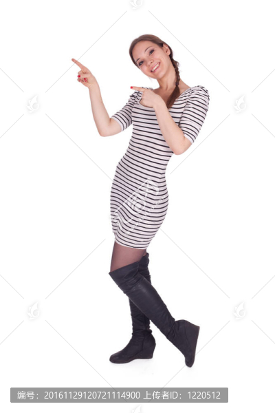 微笑的年輕漂亮的長發(fā)女人在穿著