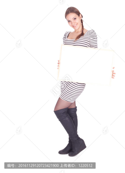 美麗的年輕女子與空白標(biāo)志；廣告牌