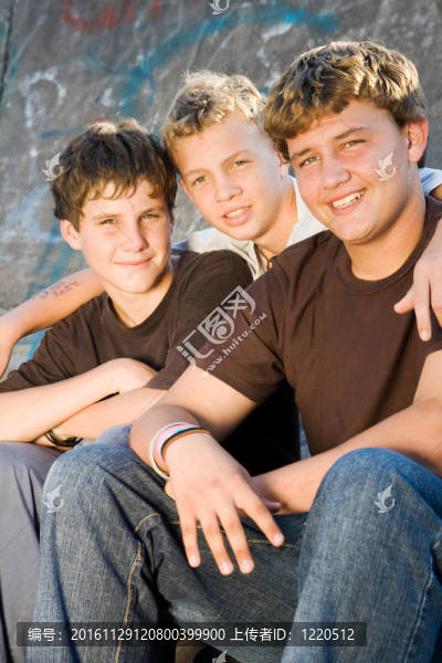 青少年滑板男孩