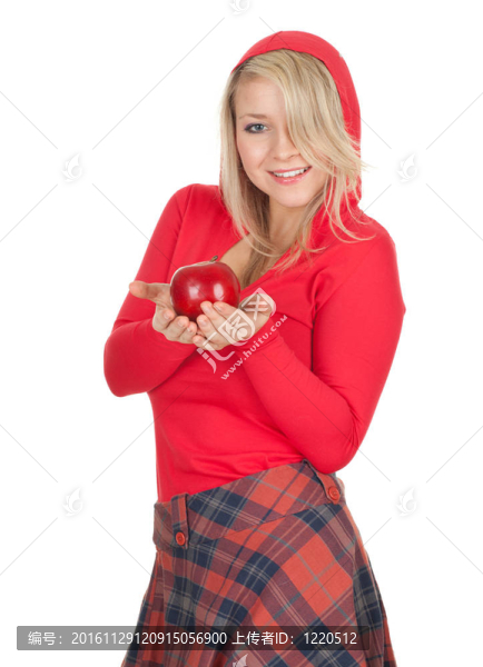 微笑的年輕漂亮的女人在罩著紅蘋果