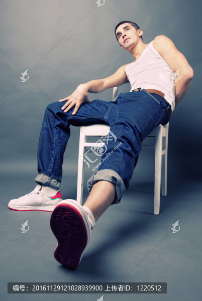 坐在一個白色椅子上的男人