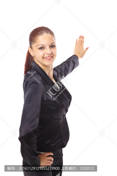 快樂的年輕女人指向向上