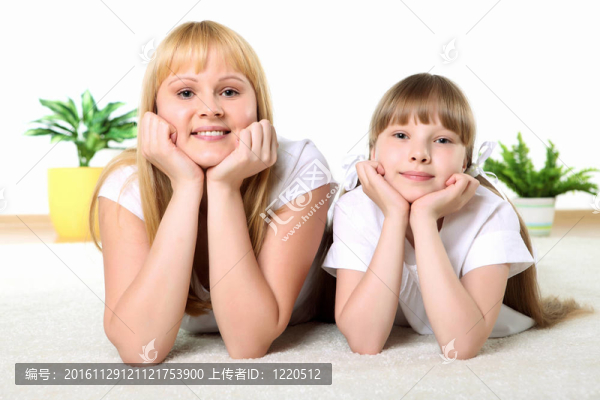 母親與女兒在工作室