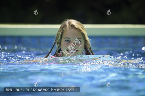 金發(fā)少女游泳肖像