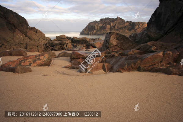 多巖石的海岸