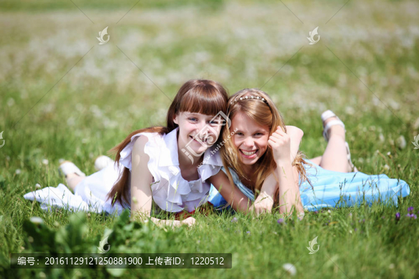 兩個(gè)女孩在公園里玩