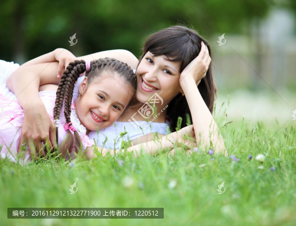 年輕的母親和她的小女兒