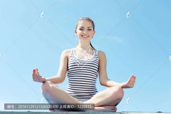 一個(gè)年輕女子做運(yùn)動(dòng)的畫像